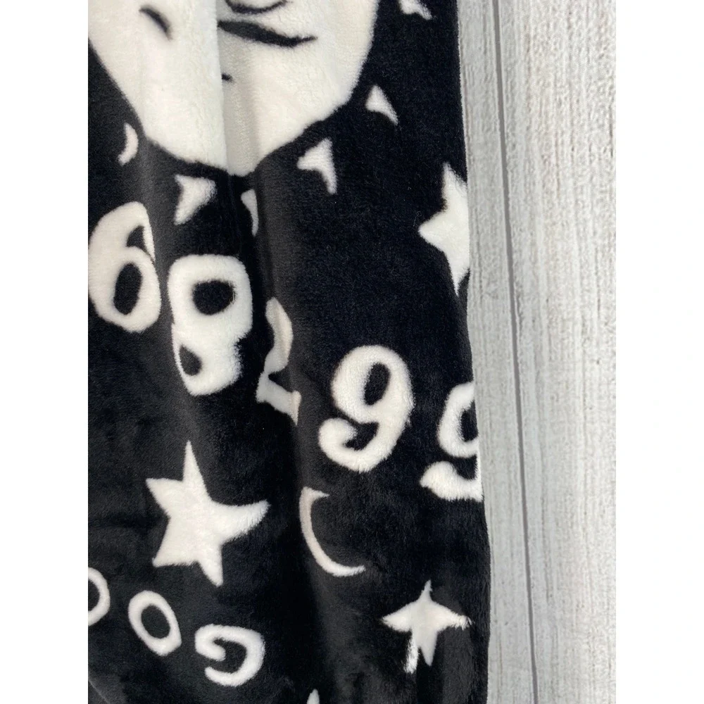 Deco plush throw